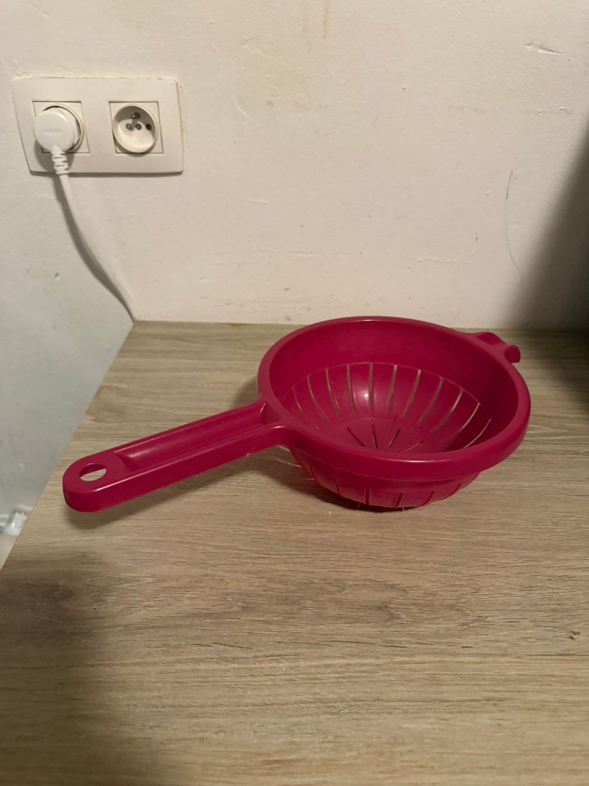 Roze kunststof vergiet met handvat, Ophalen, Gebruikt, Met handvat