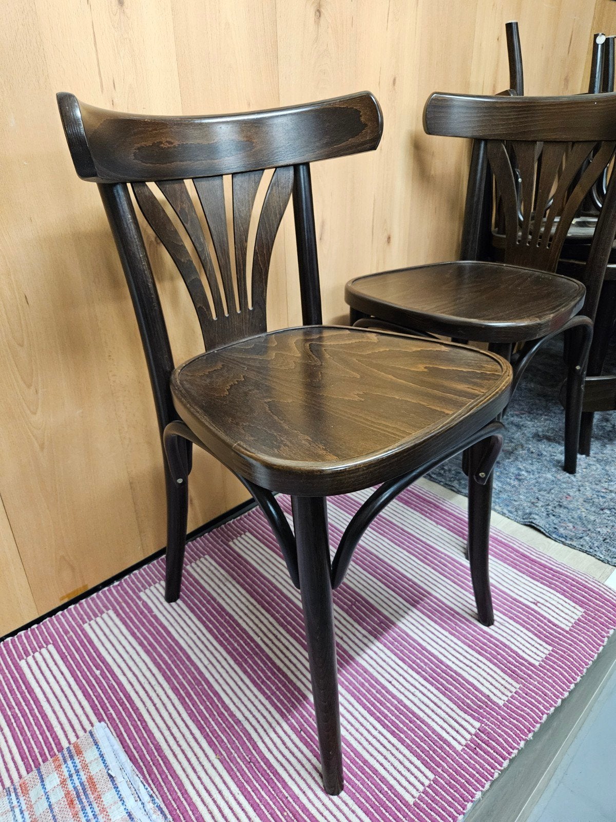 Zes eetkamerstoelen, stijl Thonet, donker beukenhout, Ophalen