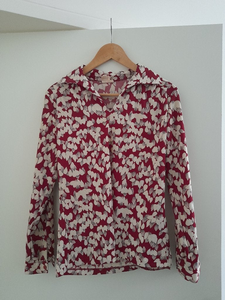 Vintage bloes - bordeaux met motief blaadjes - 1970, Kleding | Dames, Topjes, Maat 38/40 (M), Ophalen of Verzenden, Lange mouw