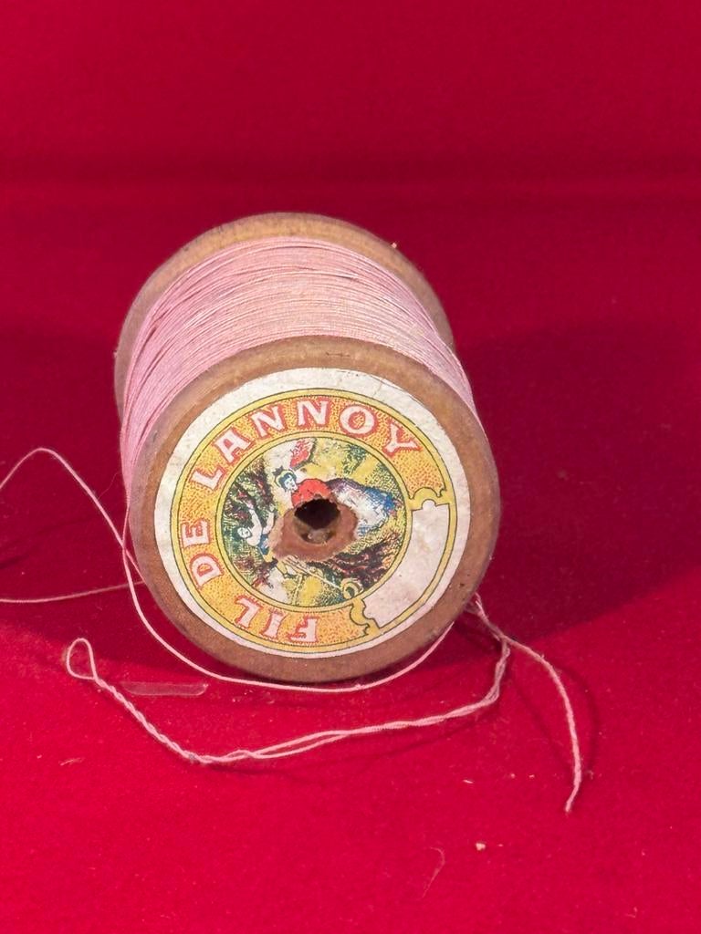 Houten klos met garen roze. DE LANNOY, Ophalen of Verzenden