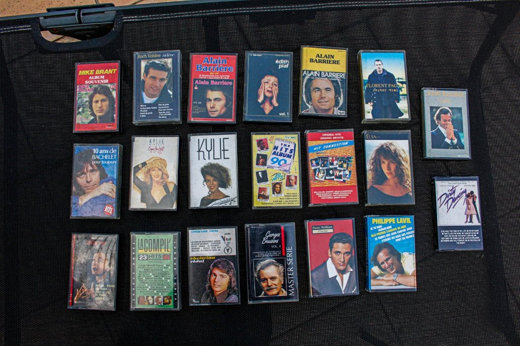 lot de 21 cassettes audio original en très bon état, Ophalen of Verzenden, Zo goed als nieuw, Origineel, Met bewaardoos, rek of koffer