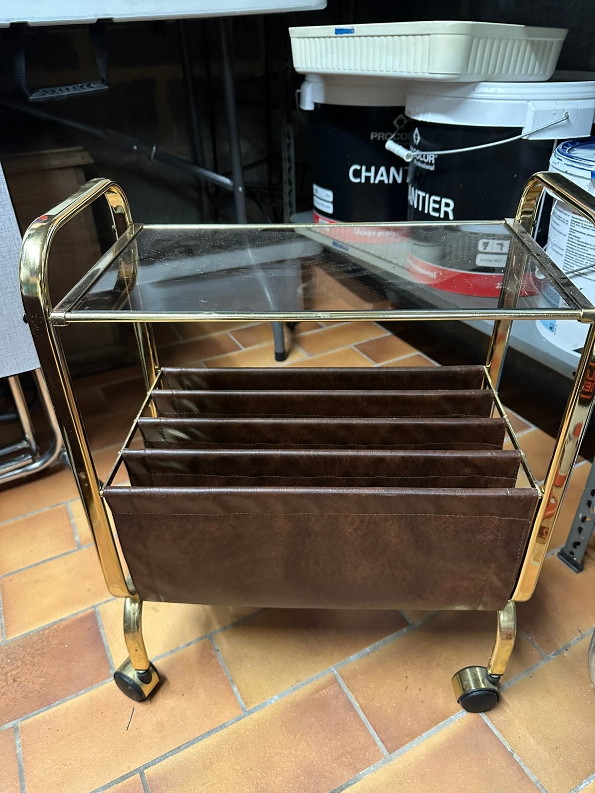 Porte journaux sur roulettes dore plus verre vintage, Enlèvement, Utilisé