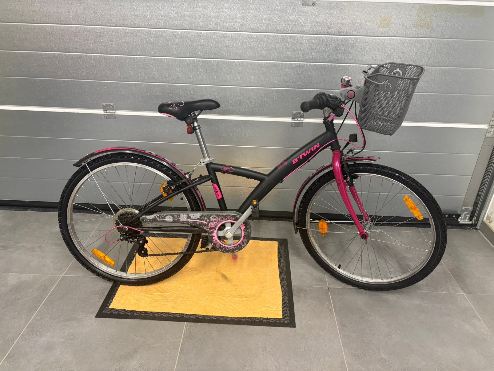 Vélo fille B'Twin Poply 24 pouces Decathlon - Très bon état, Vélos & Vélomoteurs, Enlèvement, Neuf