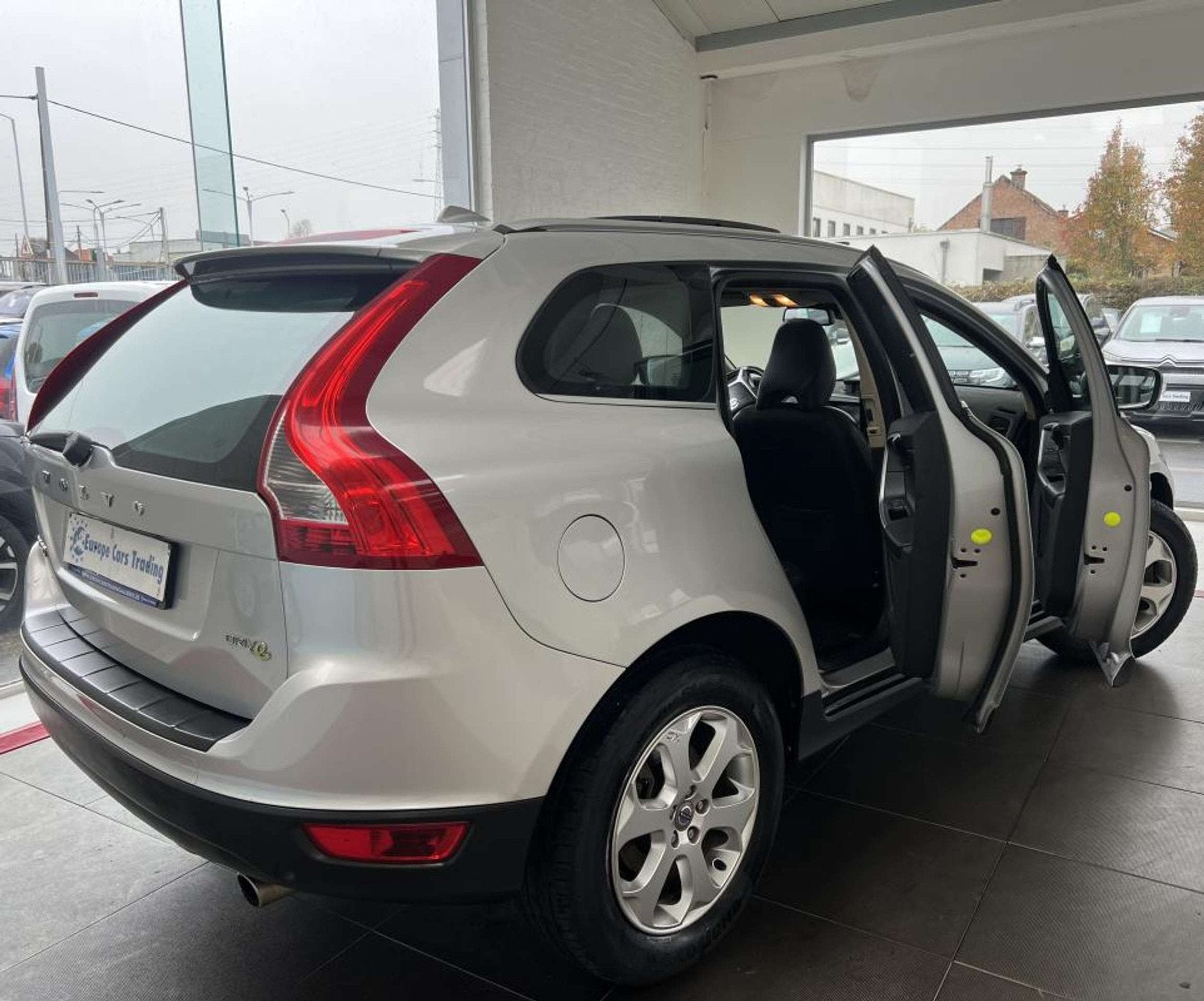 Volvo XC60 SUMMUM DRIVe 2.4D 163CH GEARTRONIC DISTRIBUTION O, Autos, Cuir, Argent ou Gris, Achat, 2400 cm³