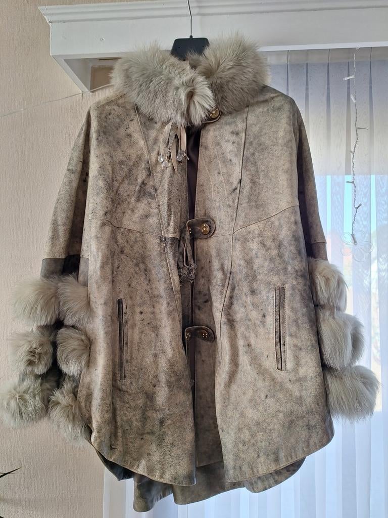 Lamslere cape met mouwen, Beige, Maat 42/44 (L), Ophalen of Verzenden, Tinate
