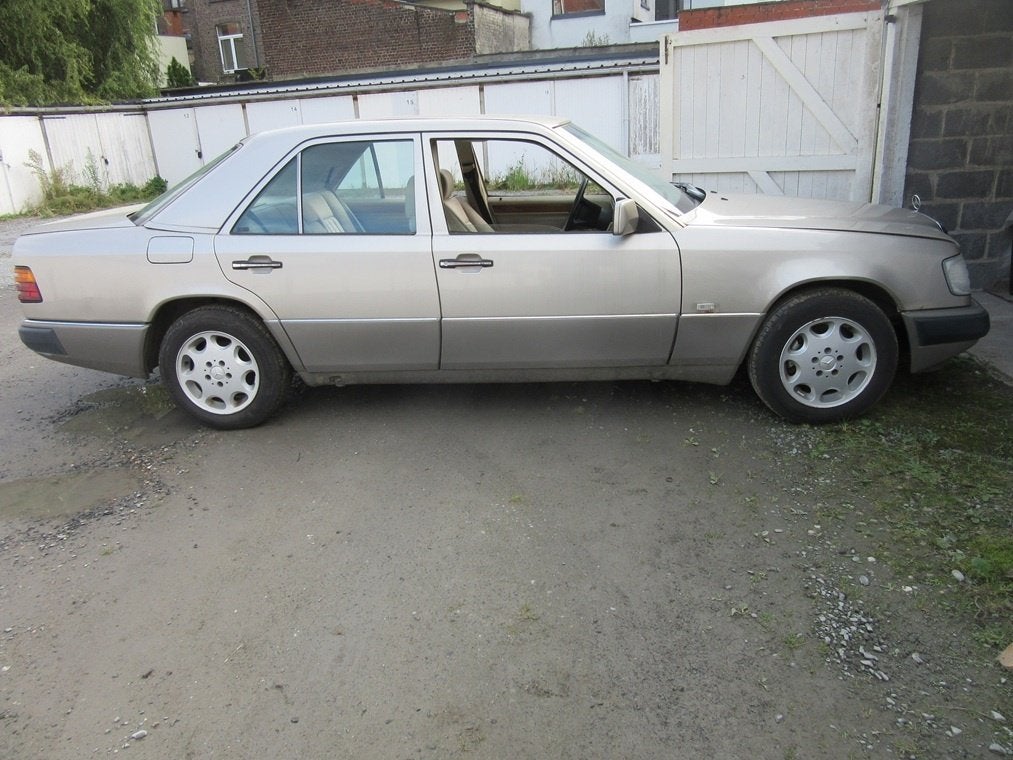 Mercedes-Benz 200E / W124, Auto's, Mercedes-Benz, 4 deurs, 4 cilinders, Grijs, Particulier
