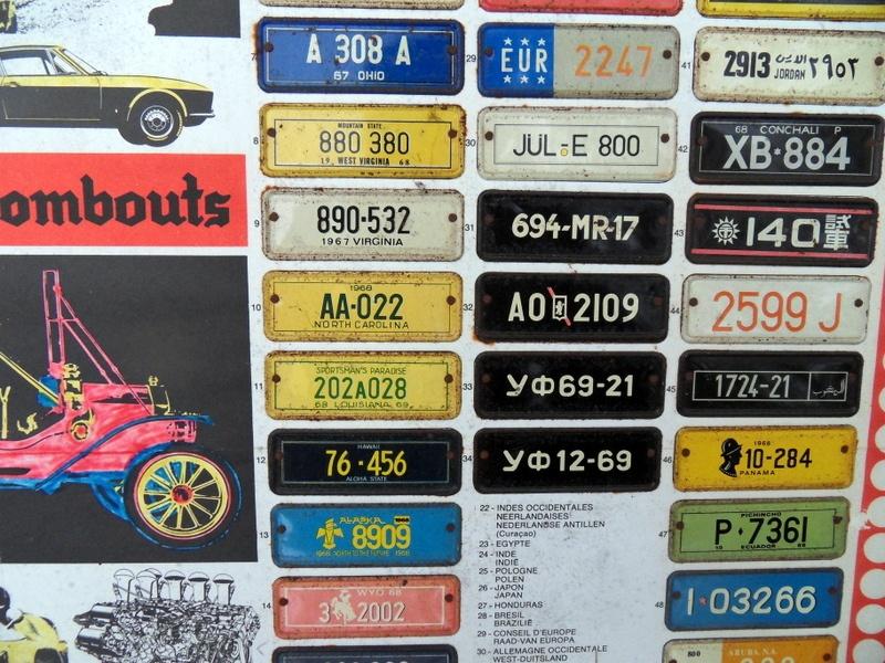 Vintage verzameling autoplaatjes op houten bord 1968, Enlèvement, Utilisé, Voitures