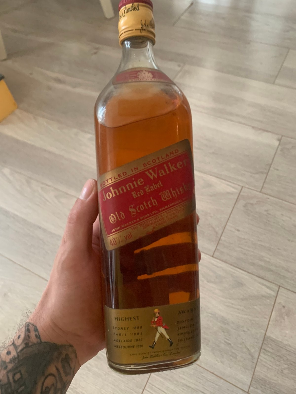 Johnnie walker red label, Verzamelen, Wijnen, Ophalen, Overige gebieden, Overige typen, Zo goed als nieuw