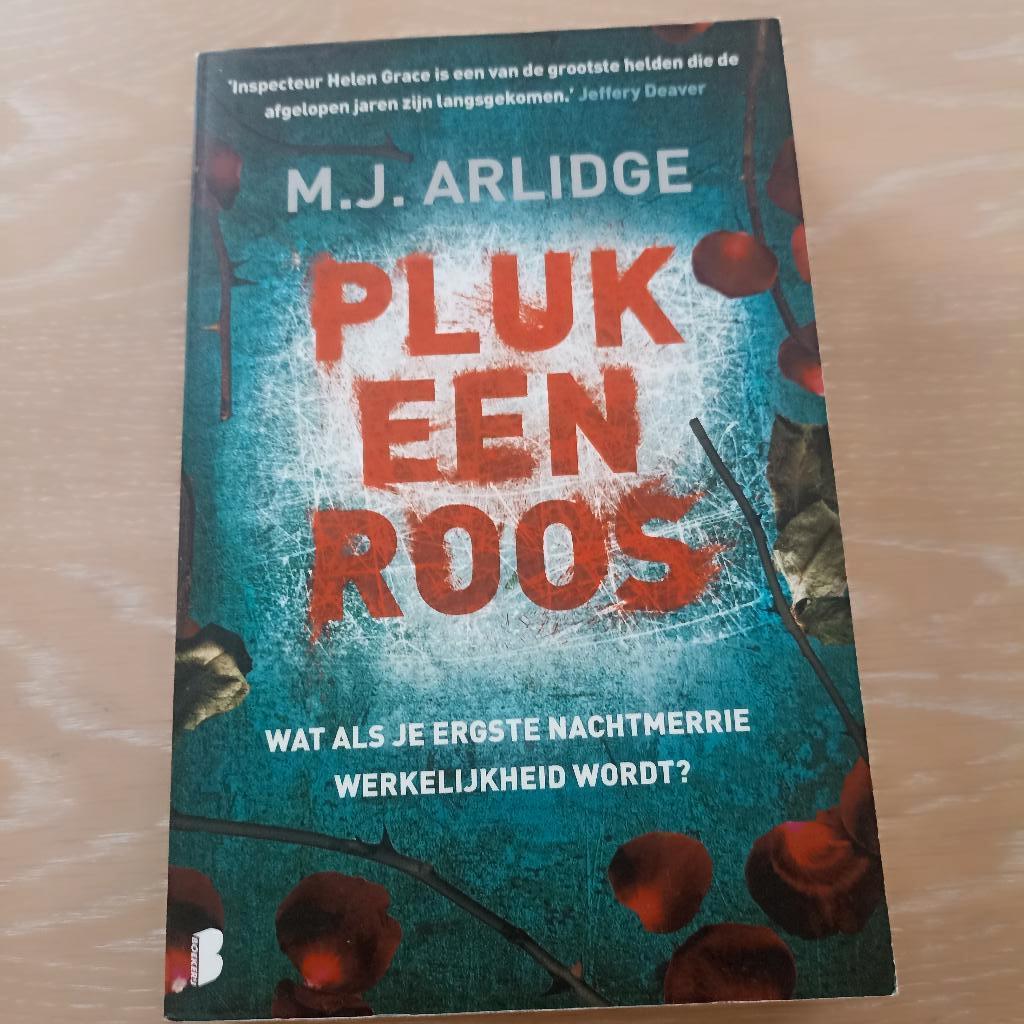 M.J. Arlidge ,Pluk een roos, Enlèvement ou Envoi