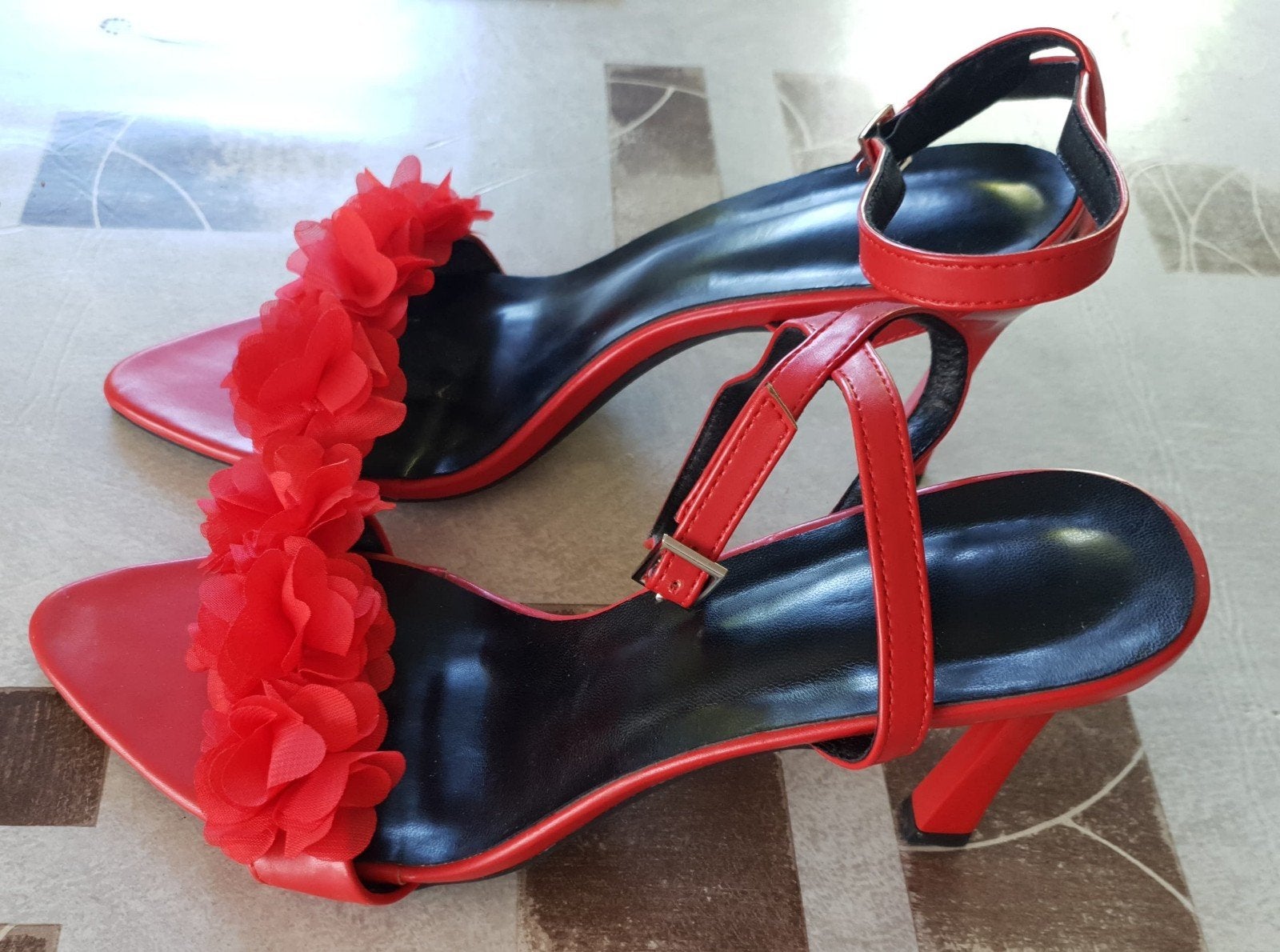Rode pumps / high heels met ruffles / bloem - Maat 41, Kleding | Dames, Schoenen, Ophalen of Verzenden, Geen merk, Gedragen