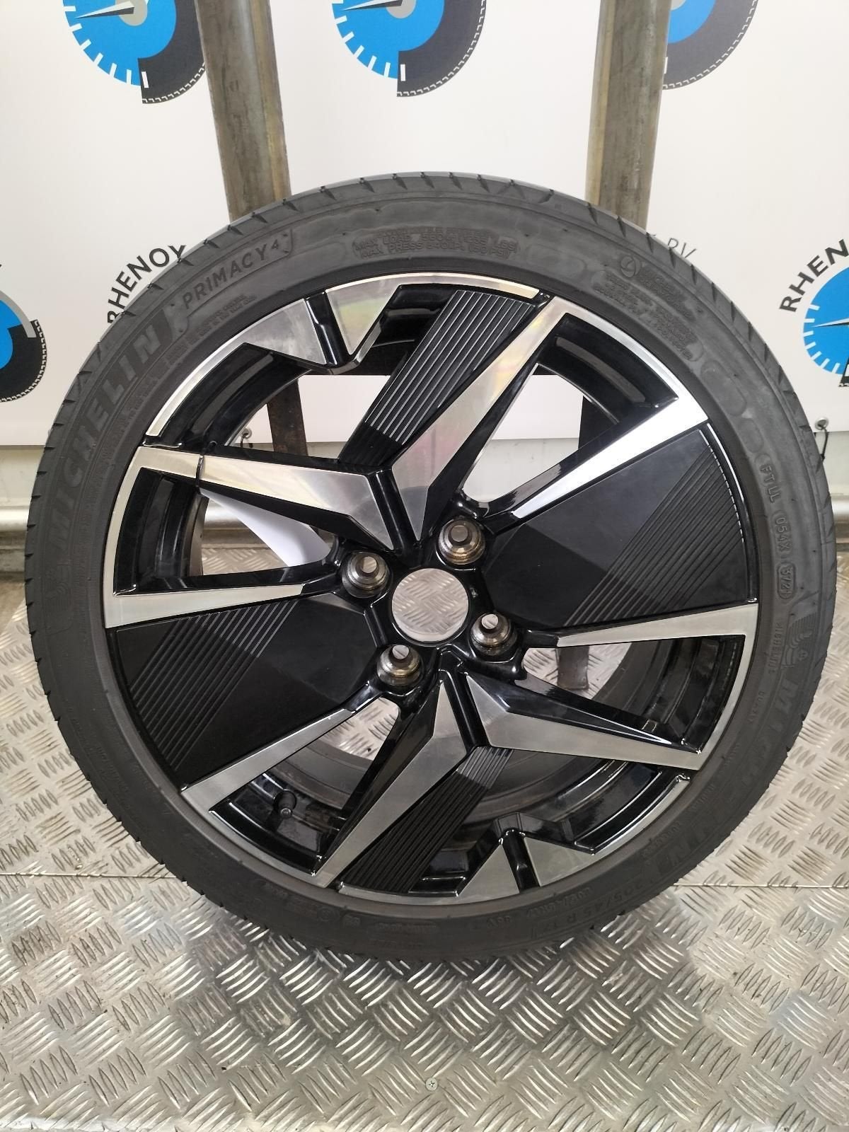 Peugeot 208 2023 (P21E) velg 205/45 17 Michelin 9851308480, Pneus et Jantes, Véhicule de tourisme, Pneus été, -