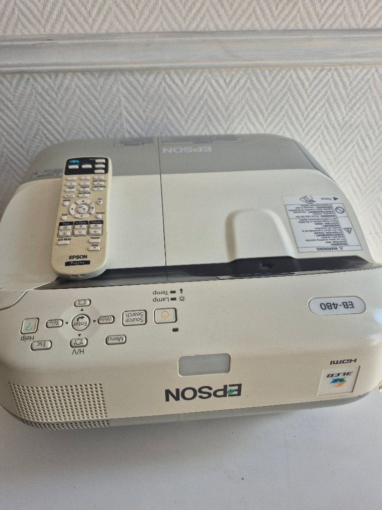 Epson beamer/projector + elektrisch scherm, Audio, Tv en Foto, Beamers, Ophalen, Zo goed als nieuw, Epson