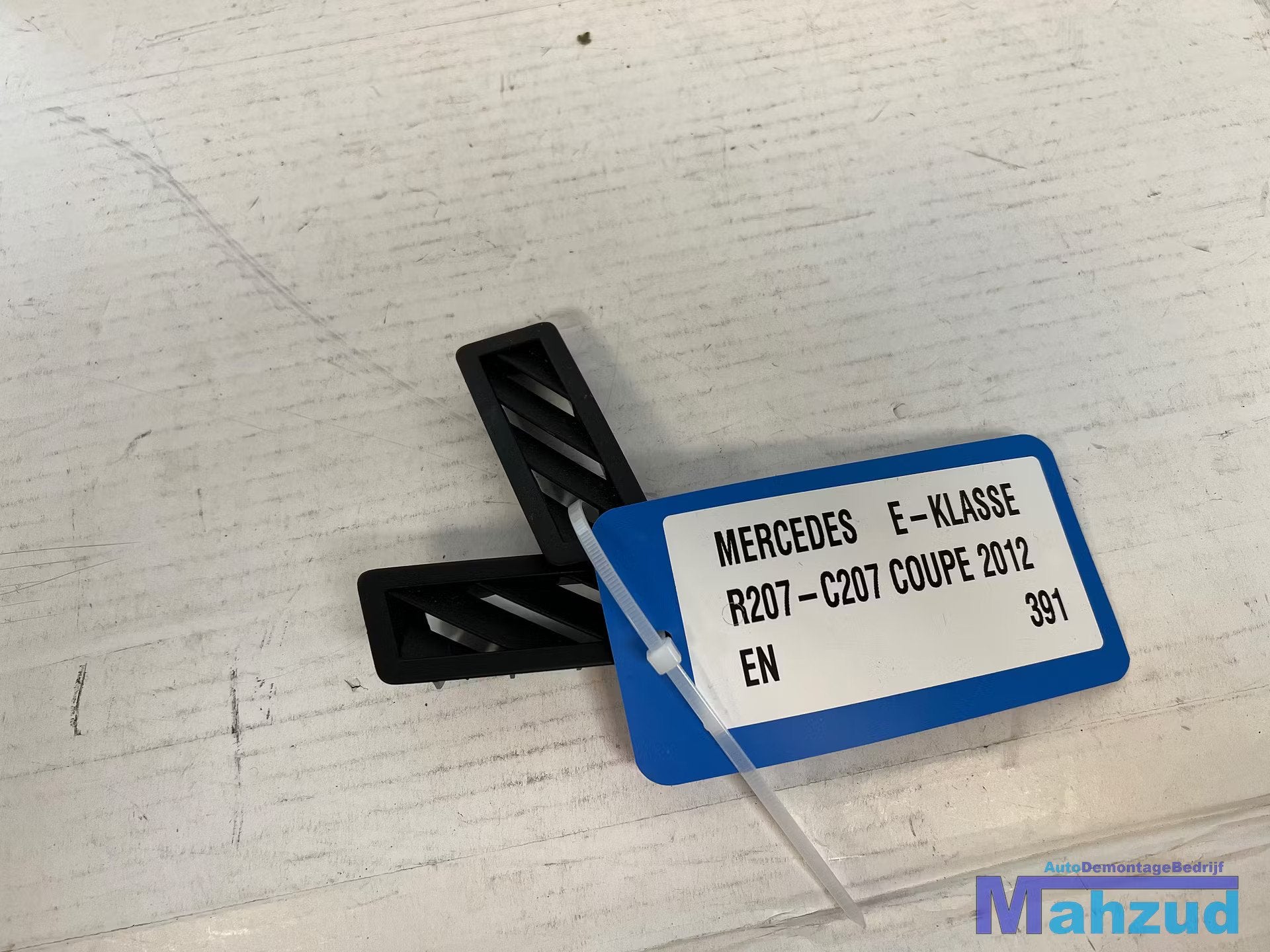 MERCEDES E klasse C207 kleine luchtrooster 2009-2016, Mercedes-Benz AG, Mercedes-Benz, Utilisé, Mercedesstrasse 120
70372  Stuttgart, DE