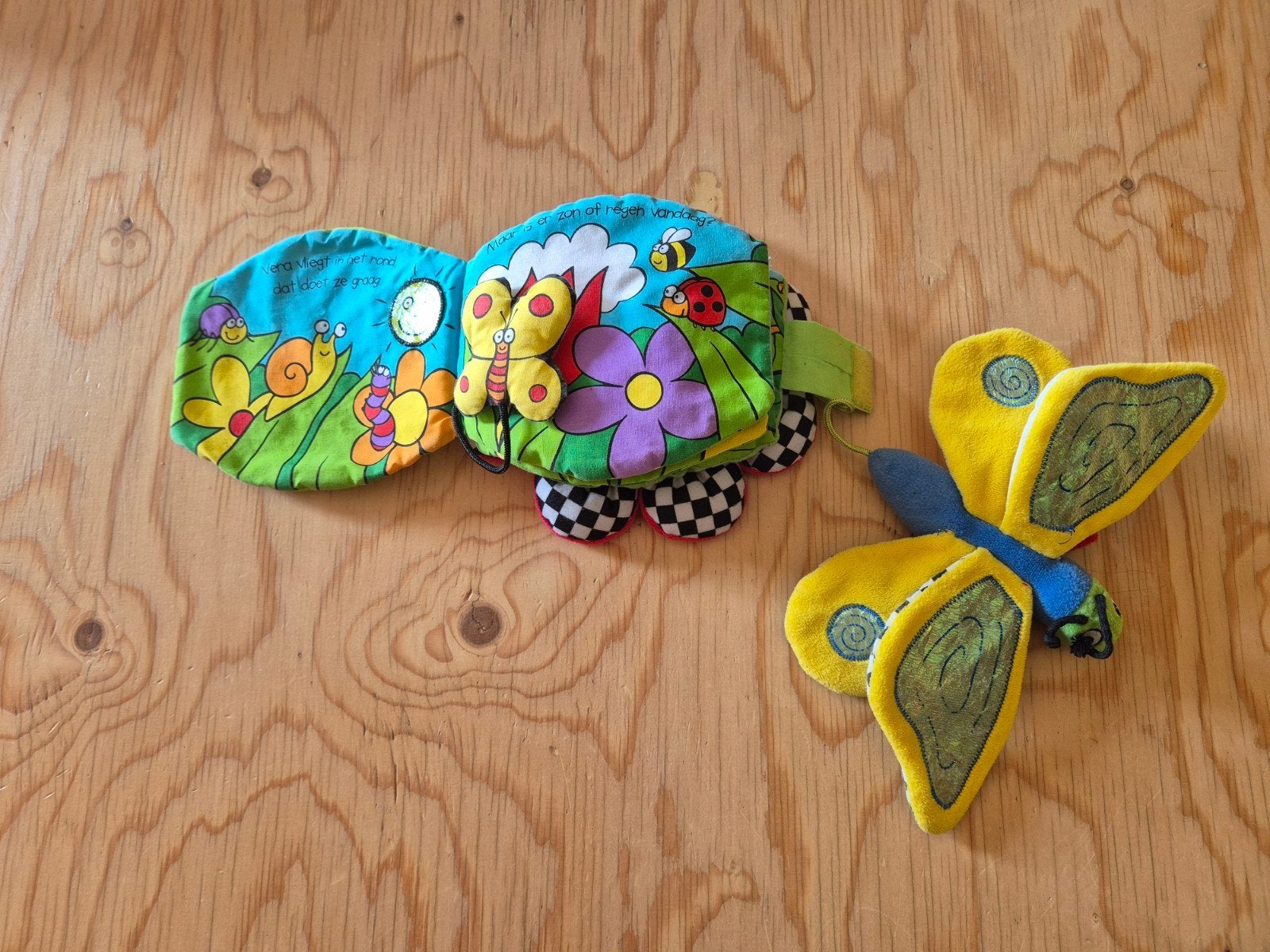 Knisperboek met toetertje dat bloem met vlinder wordt, Boeken, Kinderboeken | Baby's en Peuters, Ophalen of Verzenden, Zo goed als nieuw