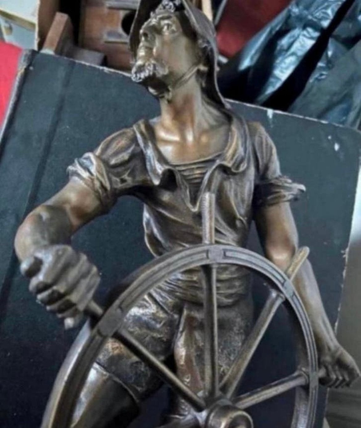 Statue marin signée, Enlèvement