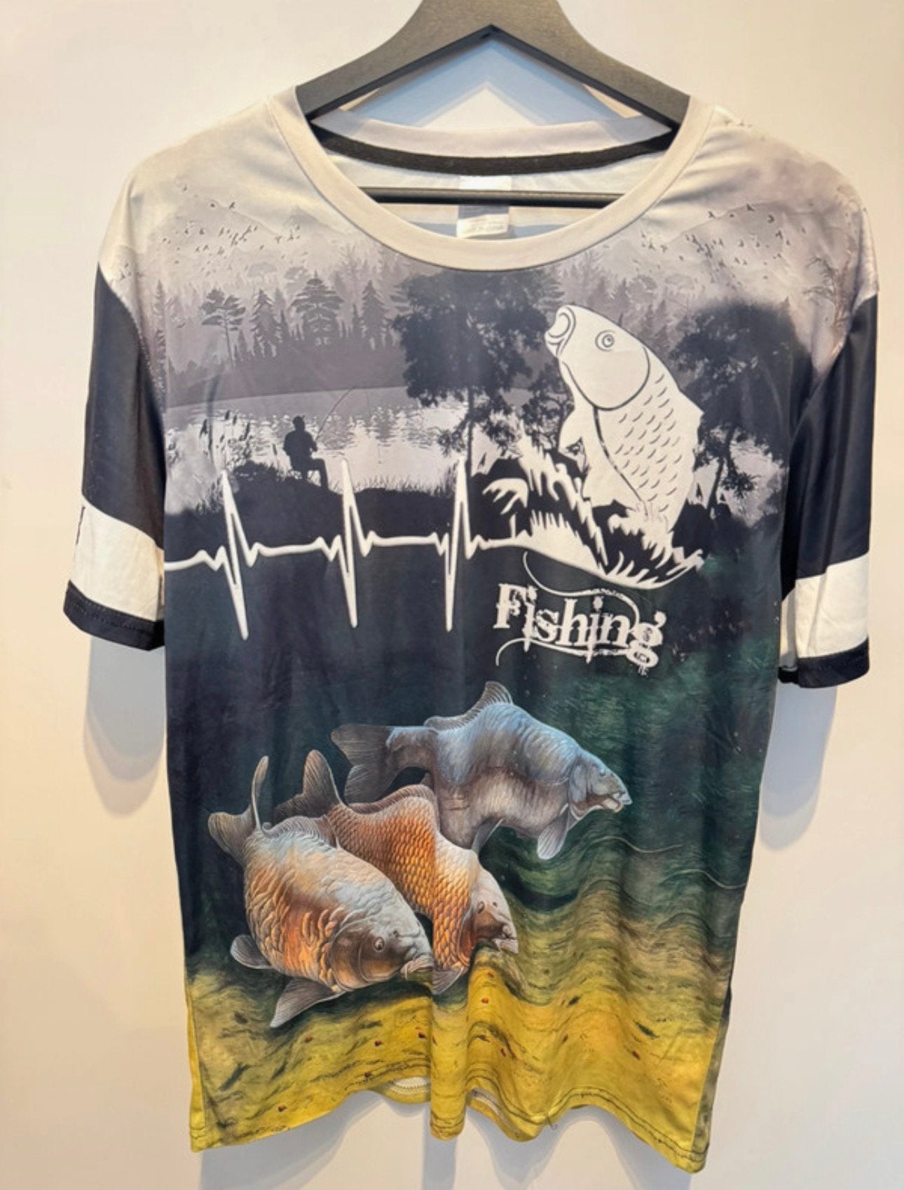 Karpervissen T-shirt All-over Print, Verzenden, Zo goed als nieuw, Maat 52/54 (L), Meerkleurig