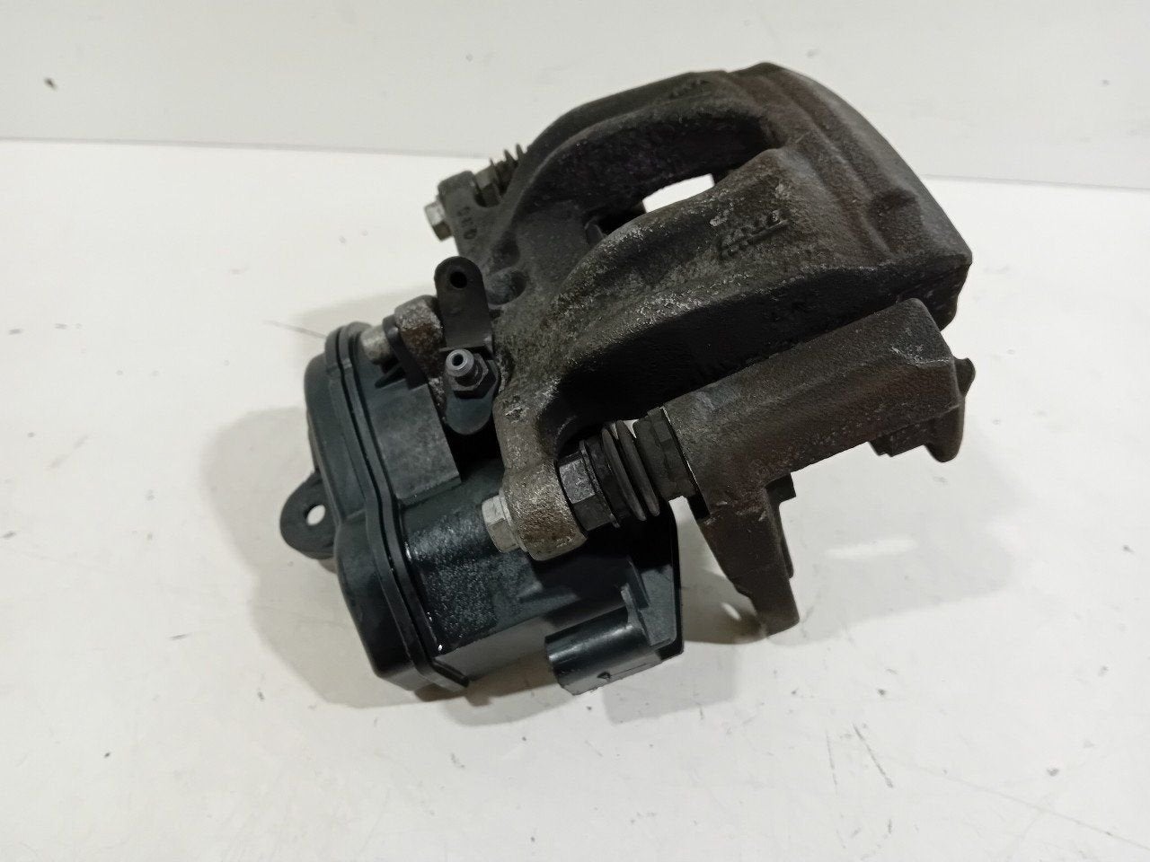 Remklauw rechts achter Volkswagen Touareg, Onderdelen@venauto.nl, Van der Ven Autorecycling B.V., Ettenseweg 76, 4706 PB Roosendaal, The Netherlands