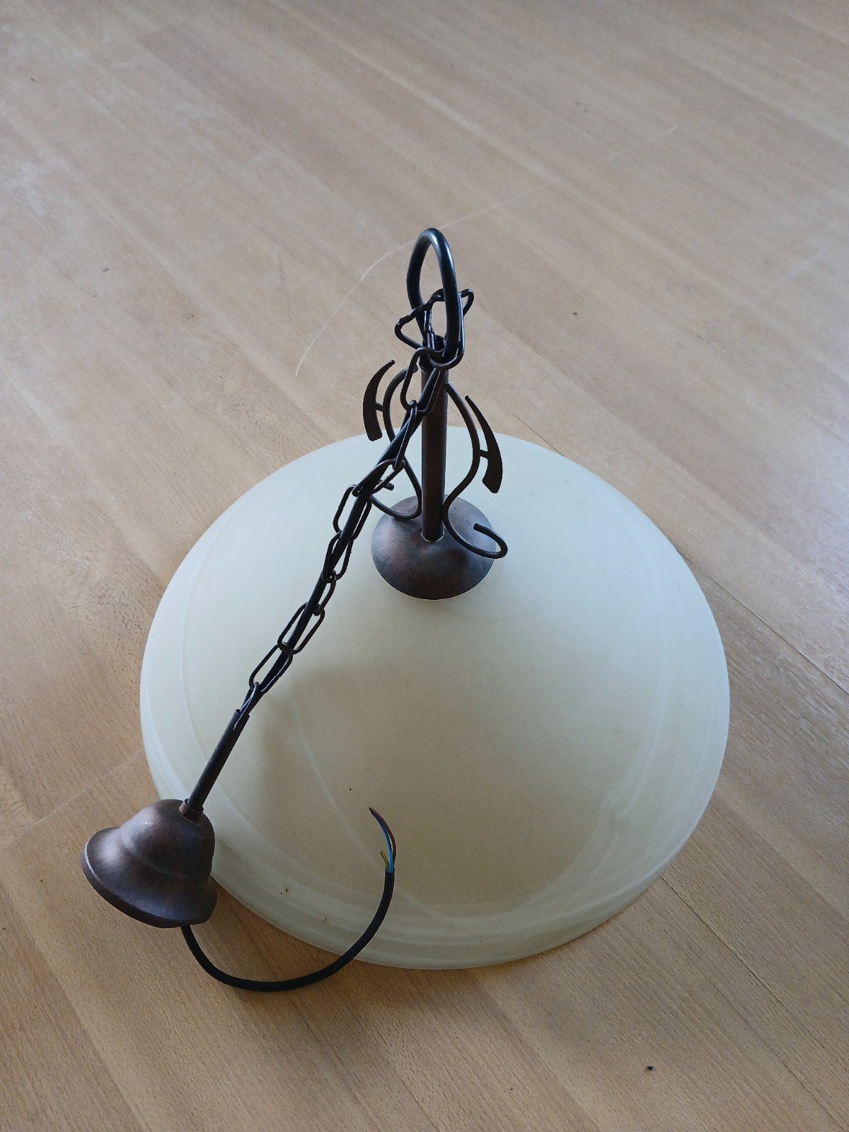 Lustre en verre et fer forgé, Enlèvement, Verre