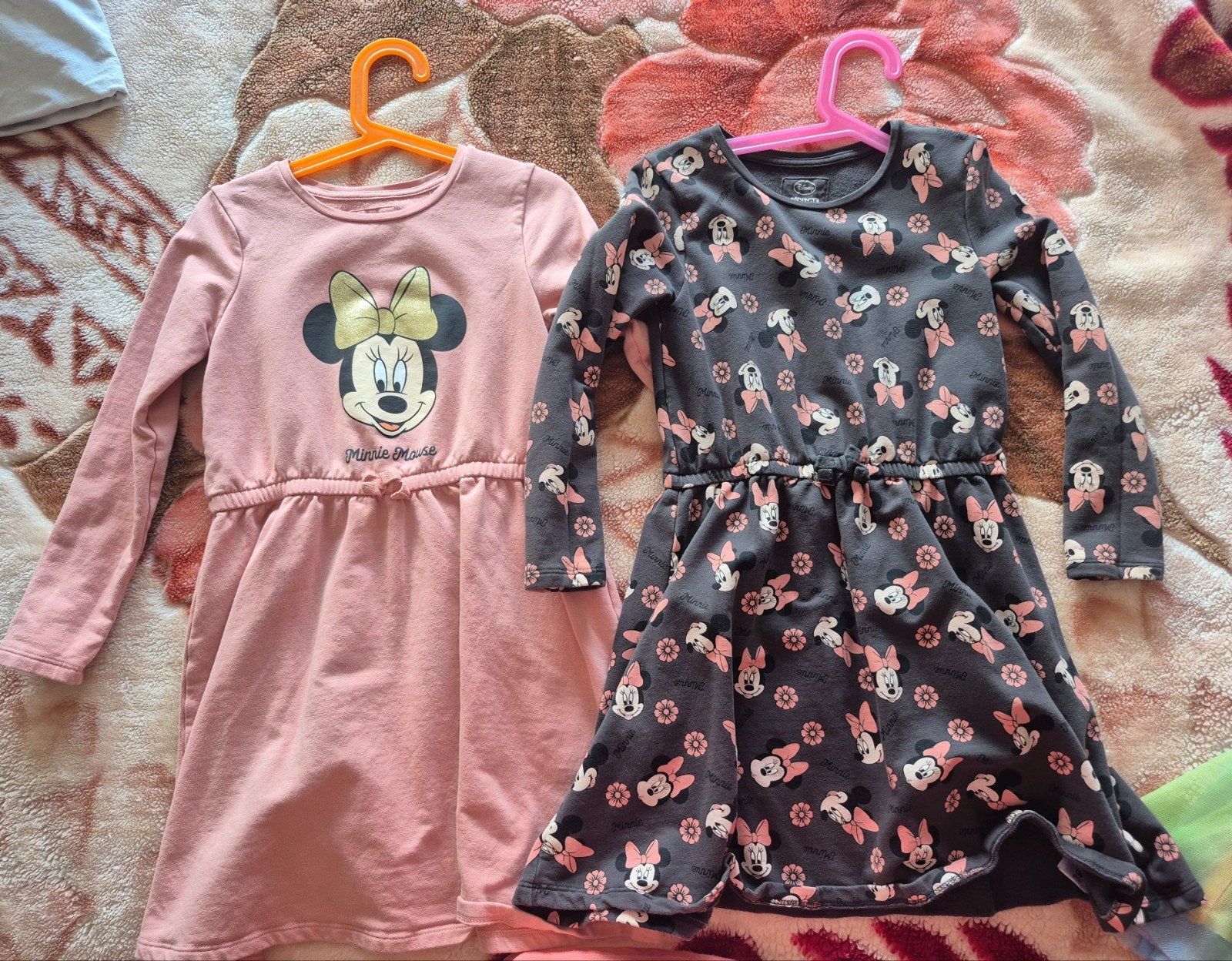 2 warme minnie mouse kleedjes maatje 128, Kinderen en Baby's, Kinderkleding | Kinder-kledingpakketten, Ophalen, Zo goed als nieuw