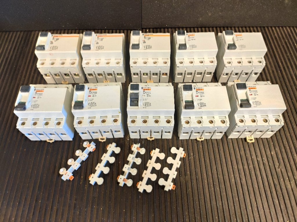 lot merlin gerin 4p differentieel, Bricolage & Construction, Enlèvement ou Envoi, Utilisé, Schneider Electric, Interrupteur différentiel