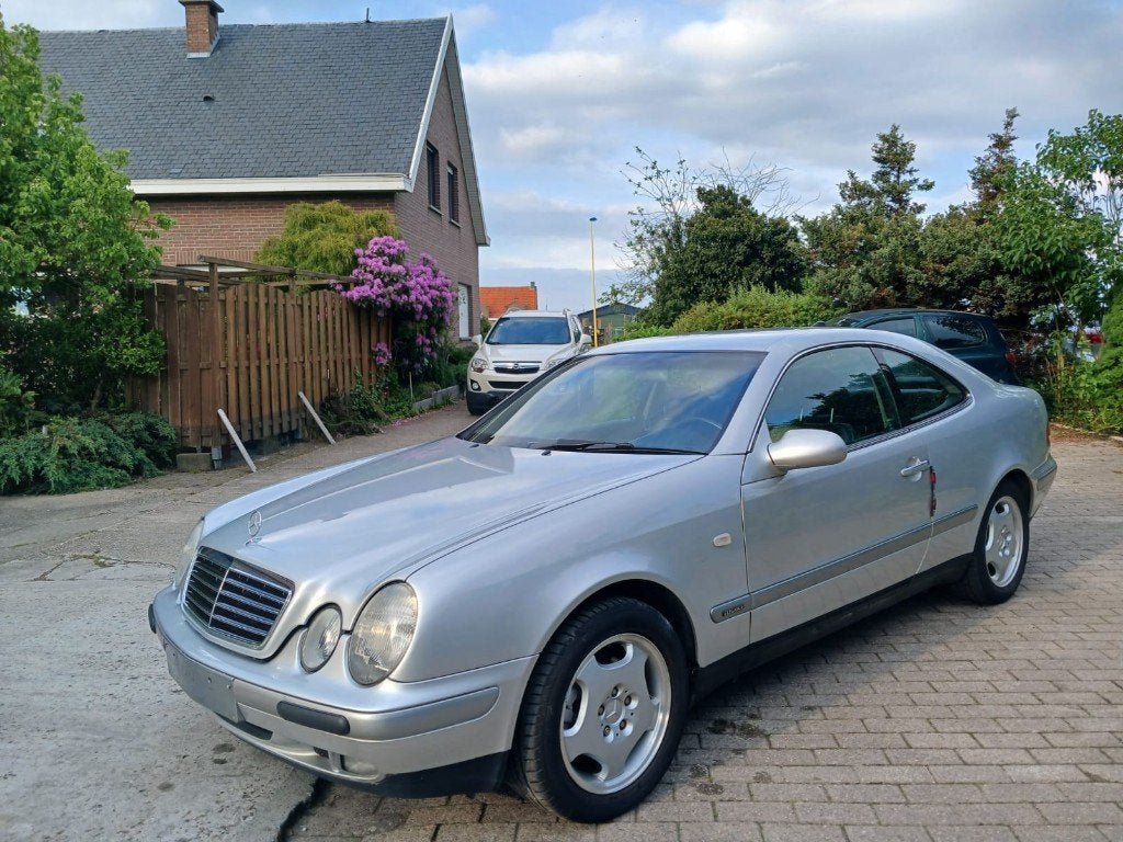 Mercedes - Benz CLK-Class –2.3 automaat Benzine136000km, Auto's, Mercedes-Benz, Automaat, Zwart, 700 kg, 2300 cc