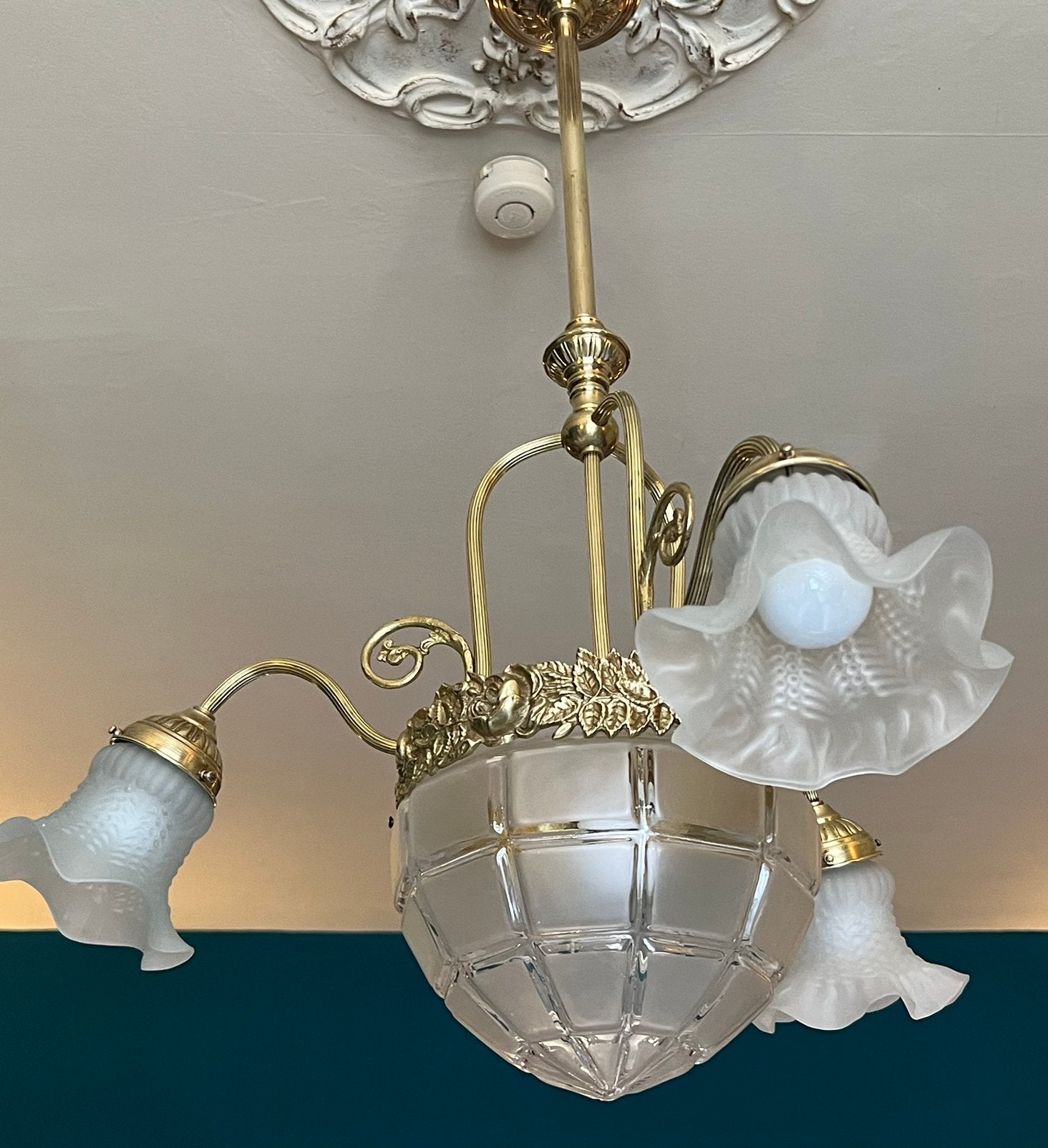 Art Nouveau kroonluchter in messing en brons met 4 takken, Art Nouveau, Gebruikt, Glas, E27 (groot)