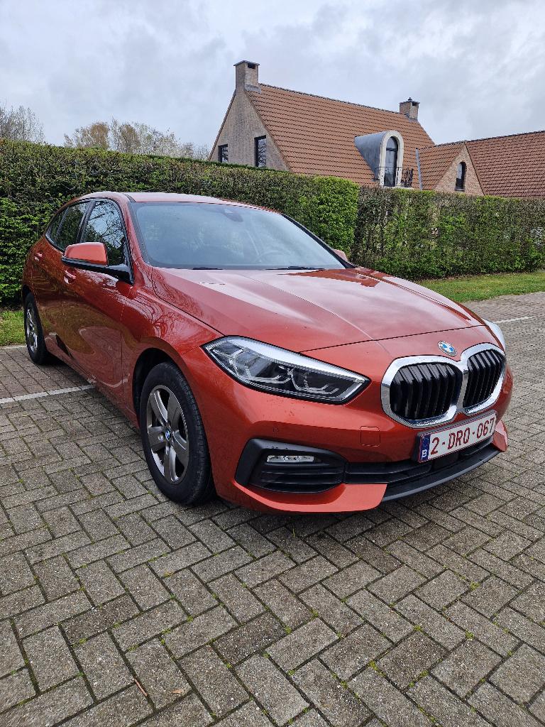 BMW 116iA*Euro 6d*CARPLAY/ANDROID*PDC*ZETELVERW*TREKHAAK*BTW, Autos, BMW, Rouge, 116 g/km, Euro 6, Entretenue par le concessionnaire