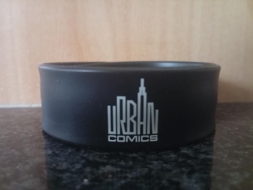 Rare : un bracelet en caoutchouc/métal "Urban Comics" - Neuf, Enlèvement ou Envoi, Autres personnages, Neuf, Vêtements