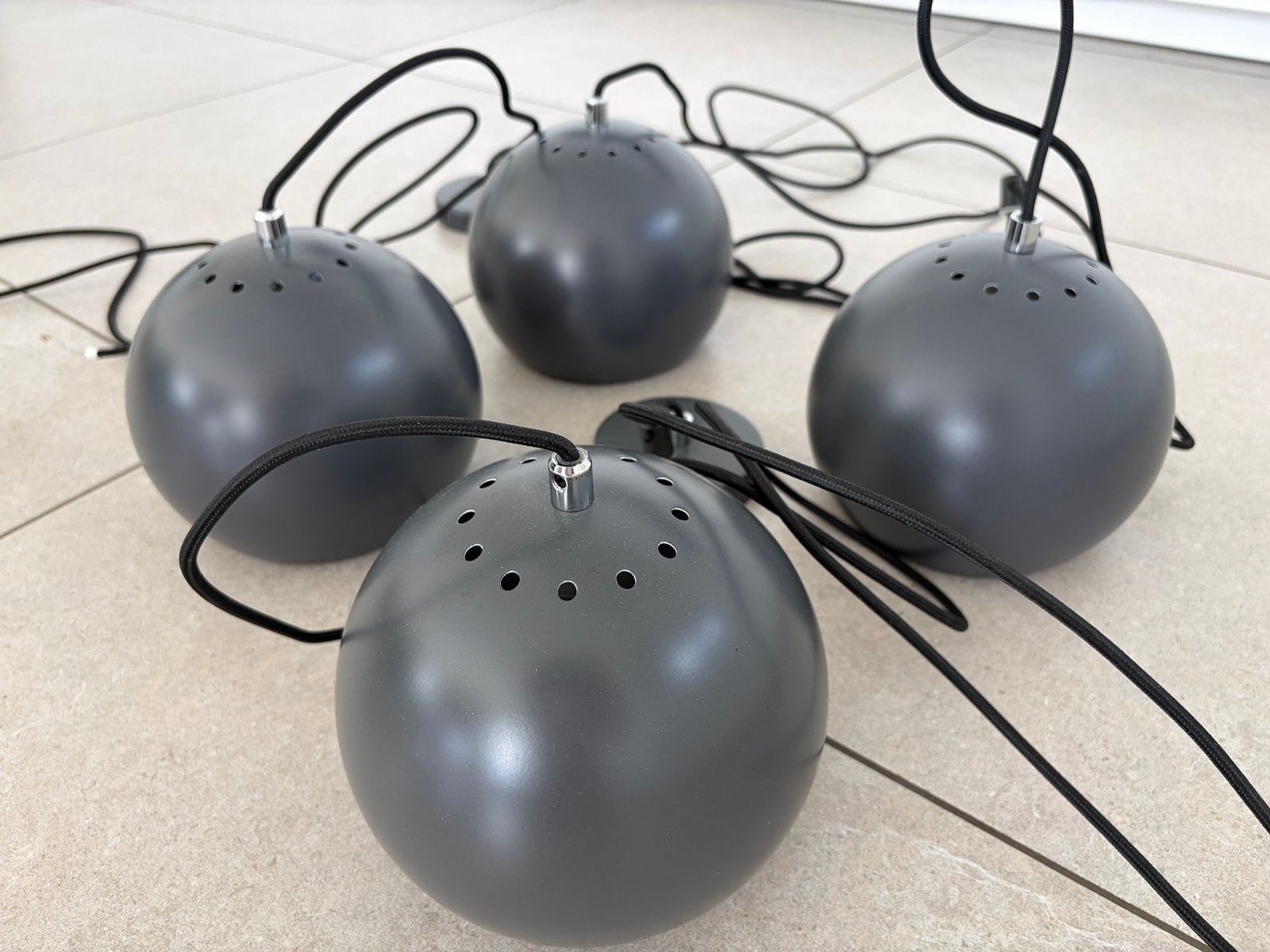 Set van 4x Frandsen ball hanglamp 18cm mat grijs, Ophalen, Zo goed als nieuw, Metaal, Grijs