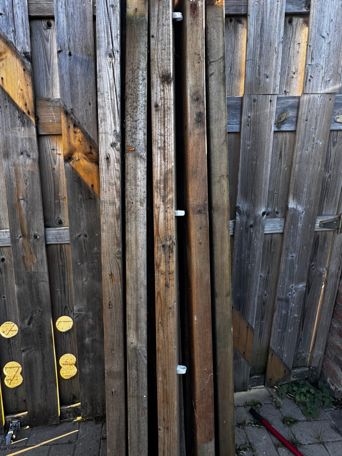 15 poteaux en bois traité pour palissade –, Enlèvement, Utilisé, Bois