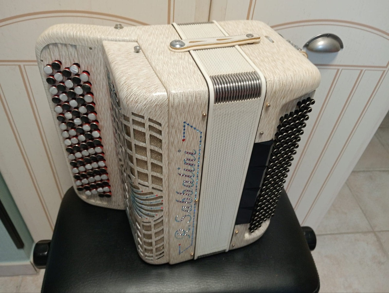 accordéon Sabatini Do 2, Enlèvement, Avec valise