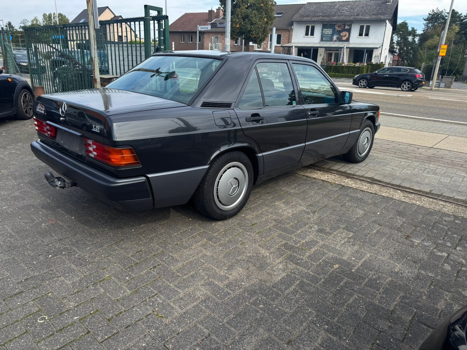 Mercedes 190 E, Auto's, 4 deurs, 4 cilinders, Zwart, Bedrijf