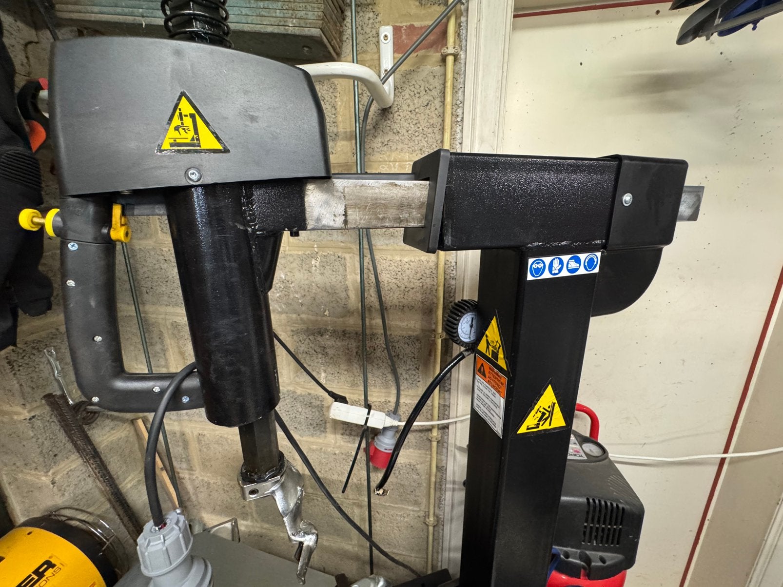 Machine à Pneus  Equilibreuse en parfait état fonctionnement, Enlèvement, Utilisé