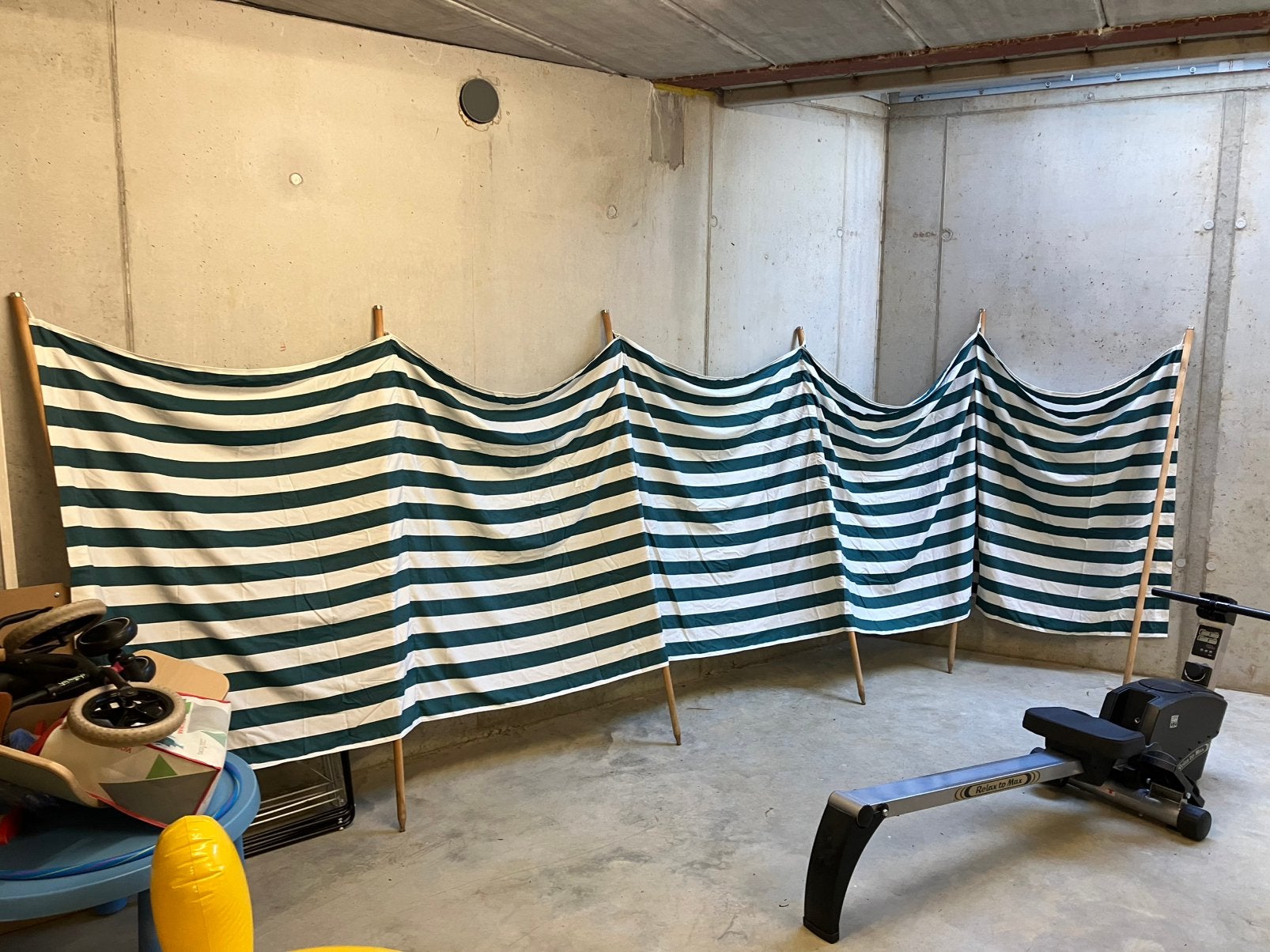 Strand windscherm groen wit heel netjes, Caravans en Kamperen, Ophalen, Gebruikt