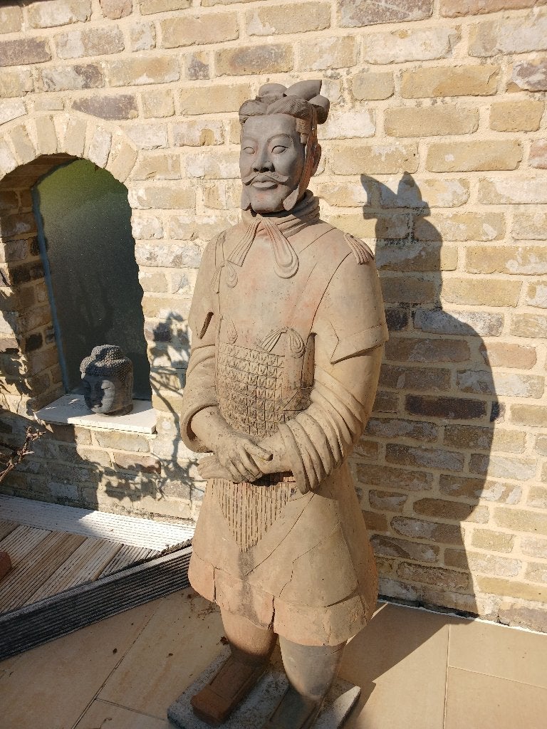 Terracotta beeld, Sur socle, Brun, Asie, Pierre ou céramique
