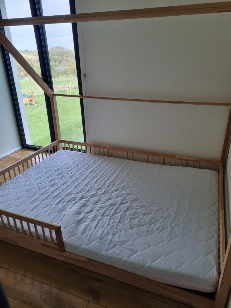 Lit cabane 140  200 + matelas mousse & coco, Enfants & Bébés, Sommier à lattes, Comme neuf, Enlèvement, 180 cm ou plus