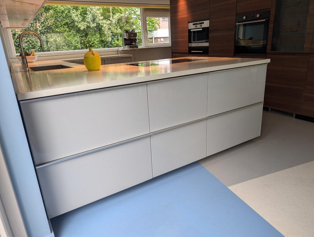 Cuisine design de luxe avec îlot de cuisine —, Maison & Meubles, Cuisine | Cuisines complètes, Gris, Composite, Comme neuf, Cuisine en U