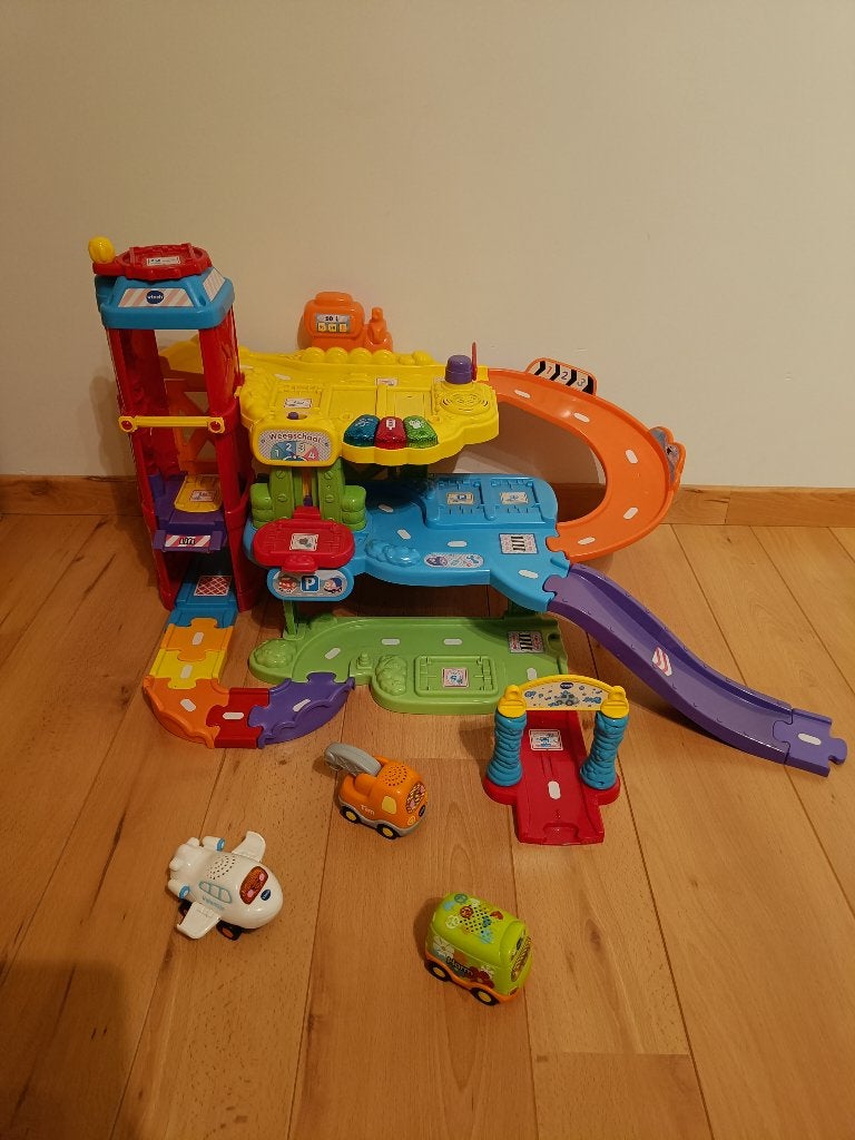 Toet toet autogarage + 3 voertuigen, Ophalen, Zo goed als nieuw, 2 tot 4 jaar