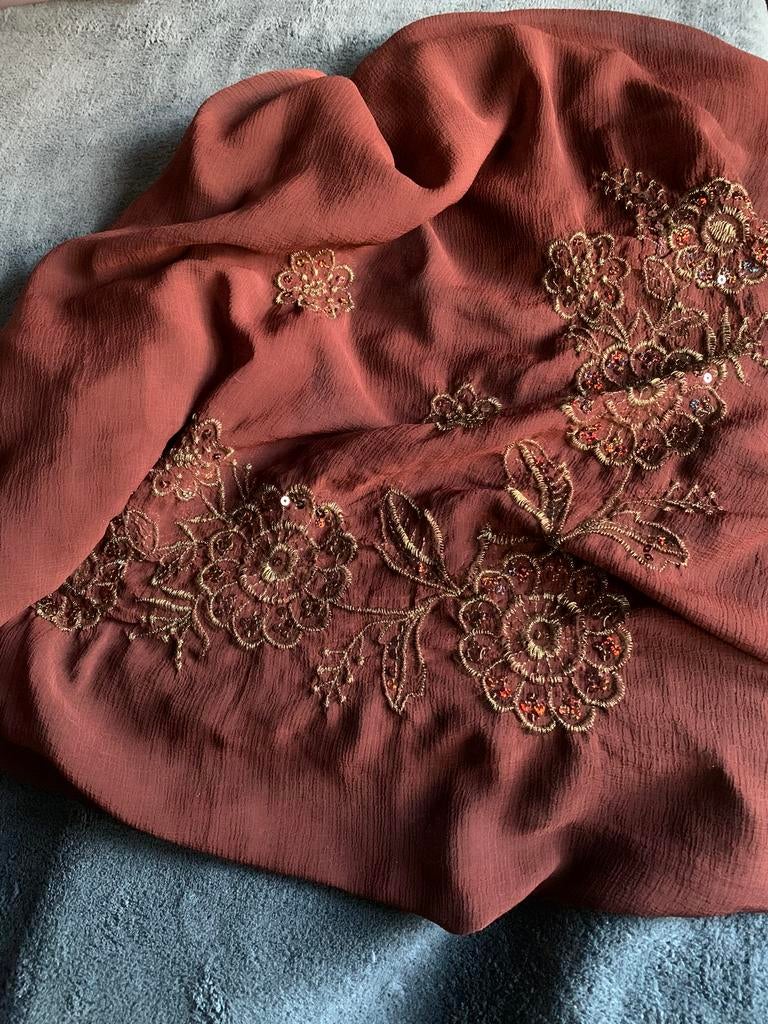 Sjaal met prachtige opstiksels in gouddradige kleur, Kleding | Dames, Mutsen, Sjaals en Handschoenen, Zo goed als nieuw, Sjaal