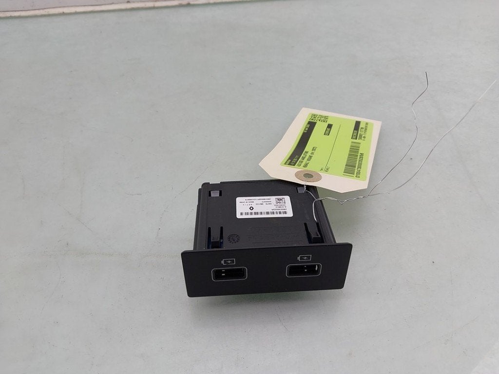 AUX/USB POORT Megane IV Estate (RFBK) (|280230033R|), Gebruikt, Renault, Peter-Huppertz-Straße 5
51063  Köln, DE, Dialog.deutschland@renault.de
