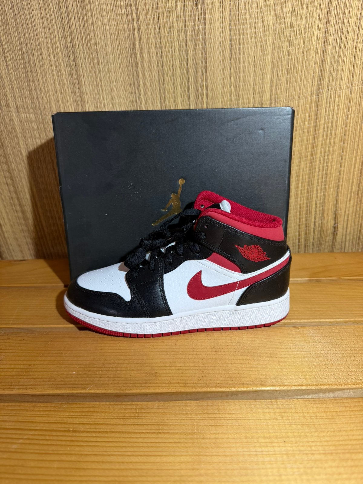 Air Jordan 1 Mid Black Fire Red (GS), Ophalen of Verzenden, Nieuw
