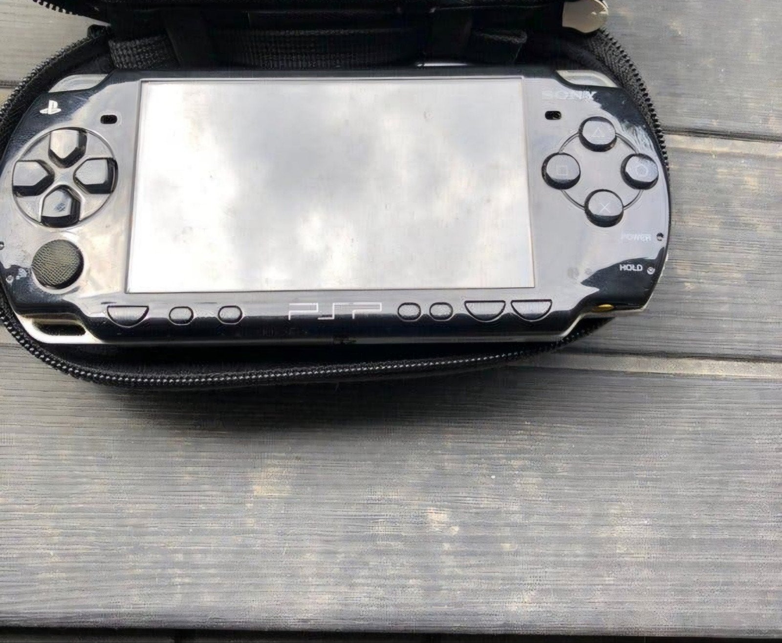 Psp Game 3004 met diverse games zo als op foto een lader, Games en Spelcomputers, Spelcomputers | Sony PSP, Ophalen, PSP