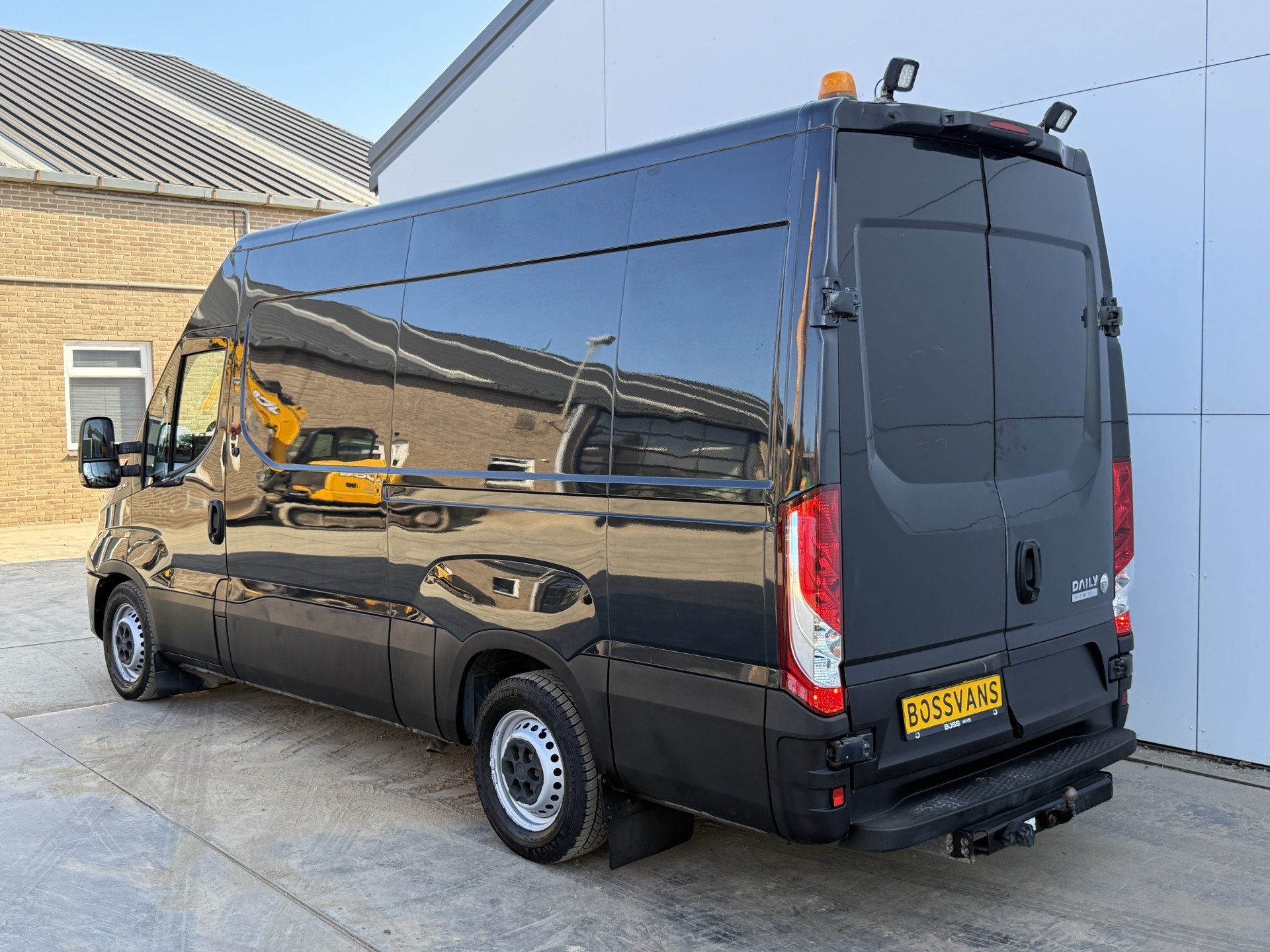 Iveco Daily 35S14 2.3 Automaat L2H2 Climate Control Cruise C, Automaat, Achterwielaandrijving, Gebruikt, Zwart