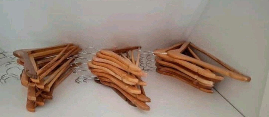 Lot 10 houten stevige kapstokken 5 loten beschikbaar, Ophalen