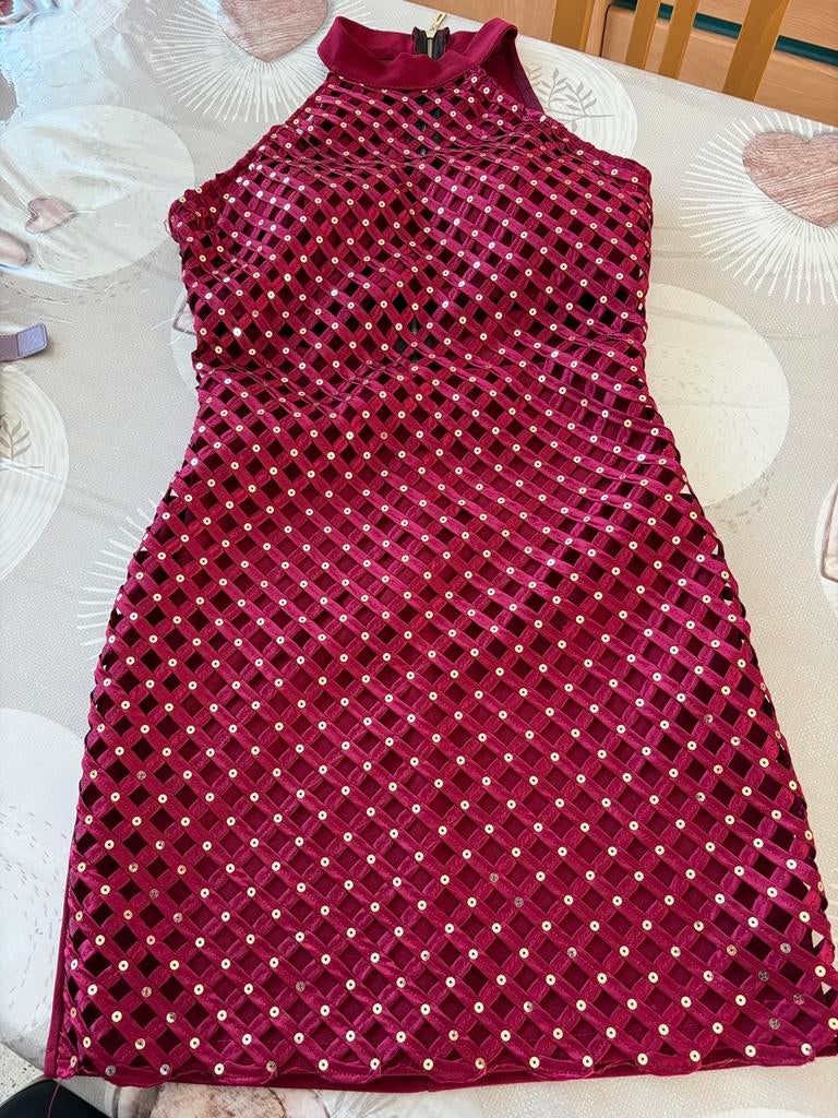 Robe bordeaux satinée – motif treillis doré tailles, Enlèvement ou Envoi, Comme neuf