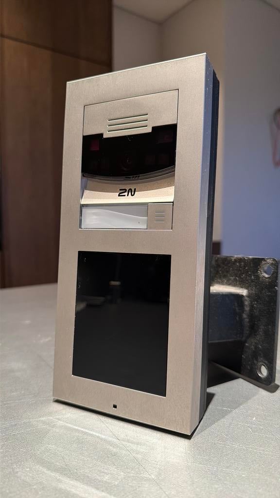 Videofoon 2N IP Verso nickel + voet, Compatibel met smartphone, Gebruikt, Ophalen of Verzenden, Bedraad