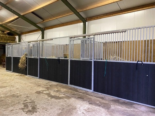 Paardenboxen, paardenstallen, stallen, voorwanden, zijwanden, Dieren en Toebehoren, Stalling en Weidegang, Opfok, 4 paarden of pony's of meer