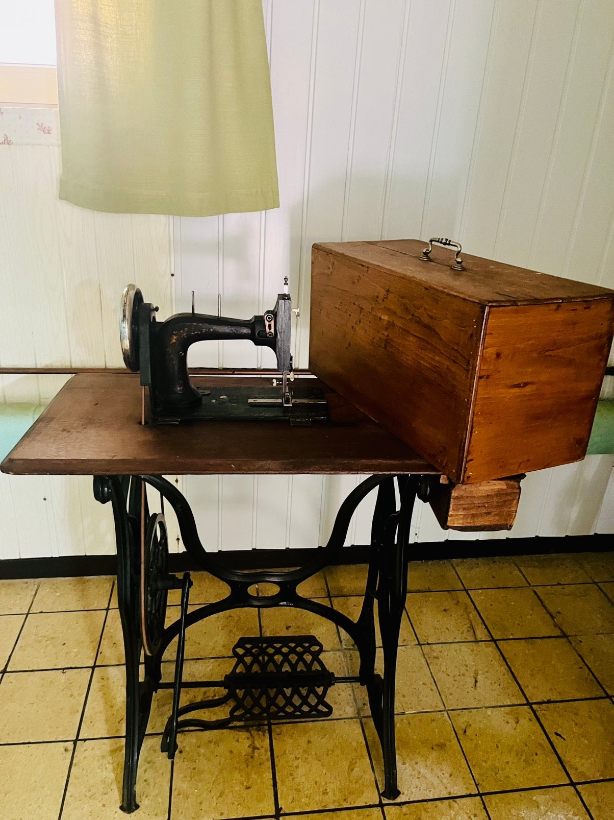 Antiek/vintage naaimachine op voet ,trapmodel, Enlèvement