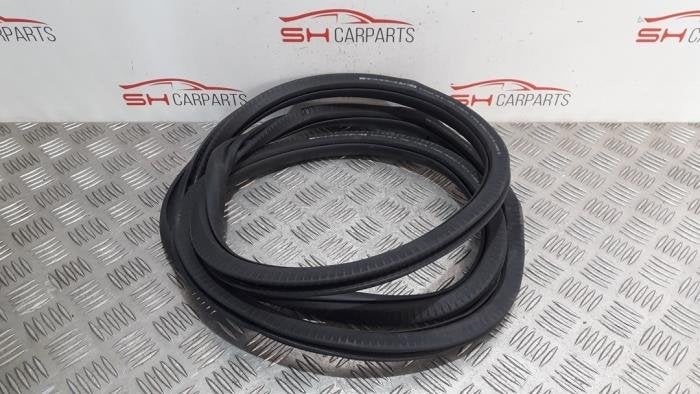 Joint caoutchouc portière 4portes arrière droite d'un Merc, Autos : Pièces & Accessoires, 3 mois de garantie, Utilisé, -, -
