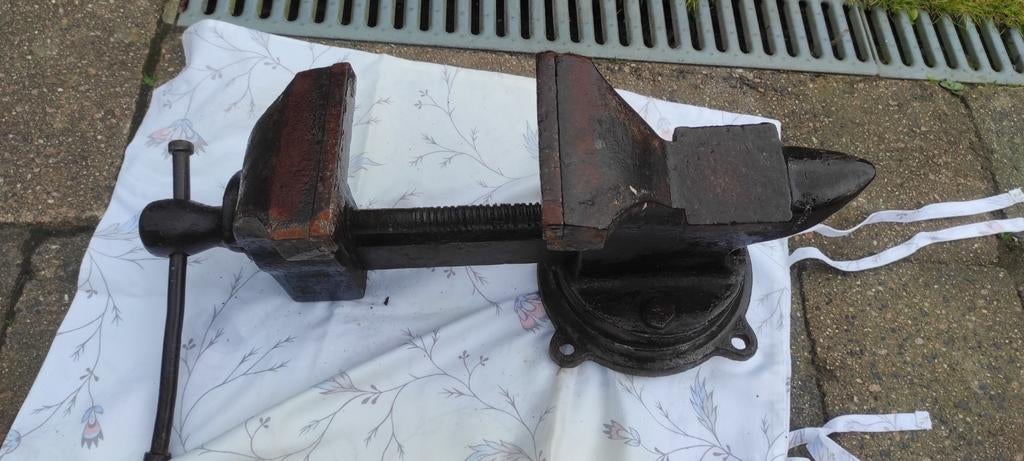 Étau ancien en fonte avec enclume au dos, Enlèvement